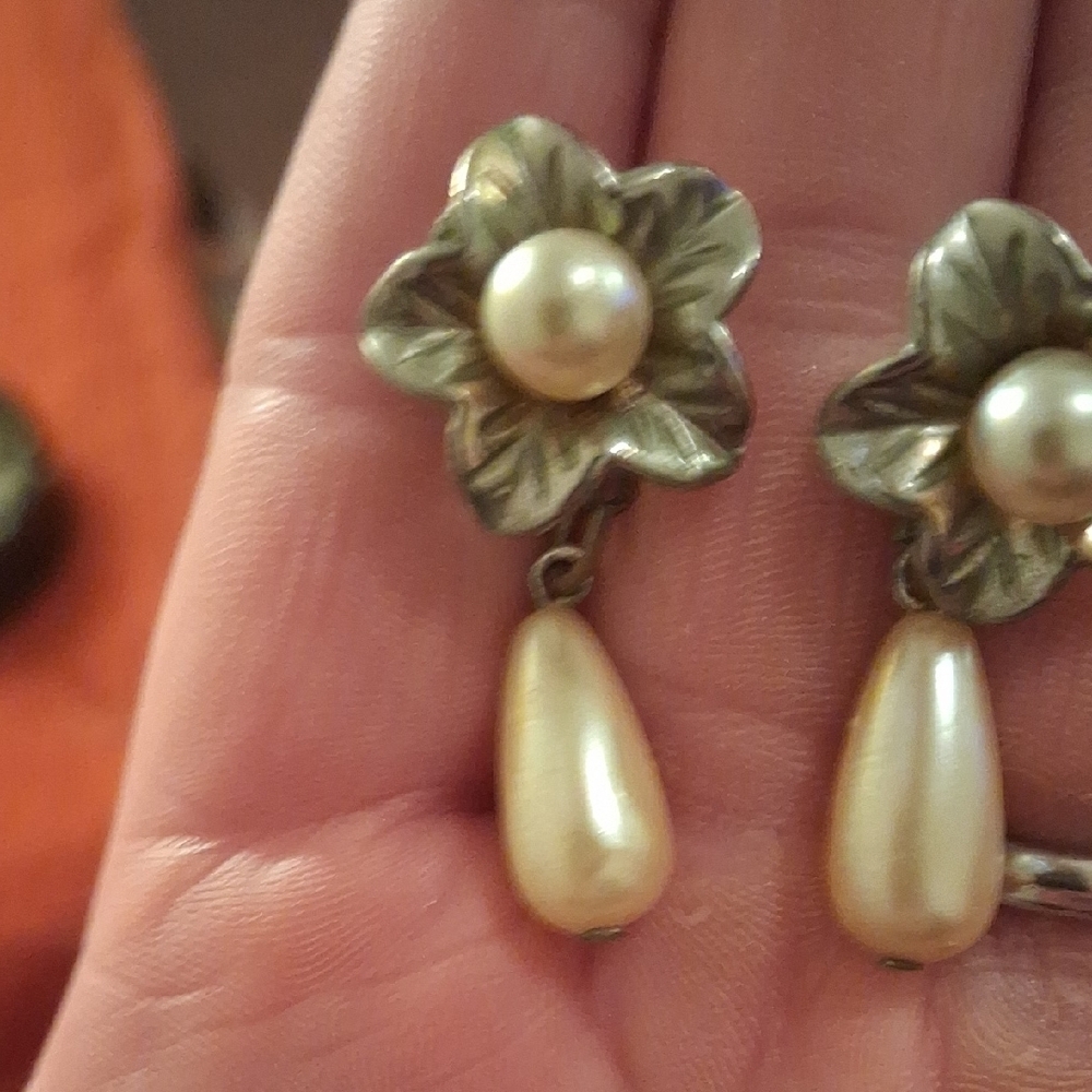 Elegant Floral Pearl Drop Earrings - Picture 5 of 6